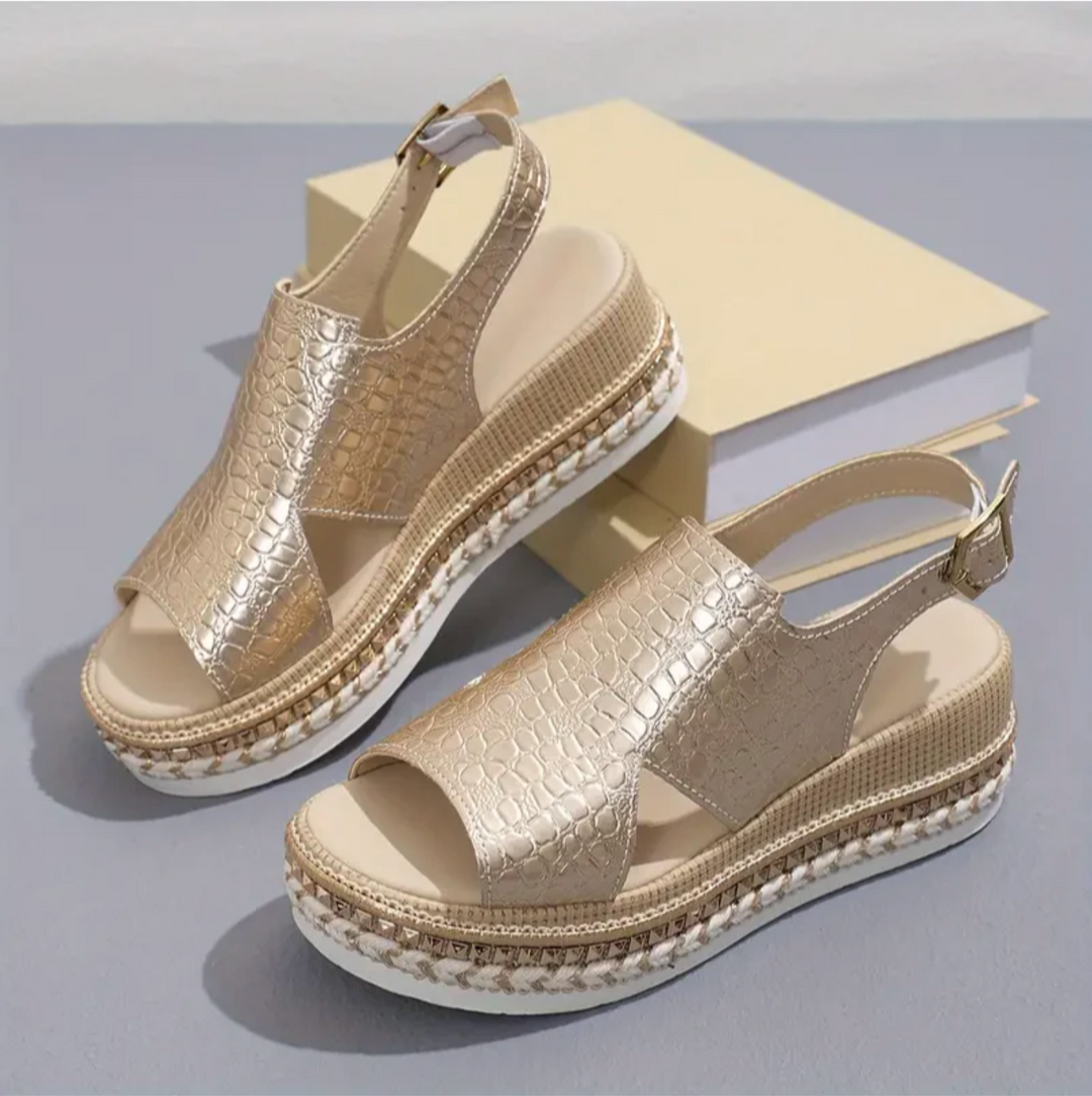 Orthopädische Damensandalen in Gold und Silber bieten Komfort und Stil, ideal für Strandspaziergänge und Stadtbesuche.