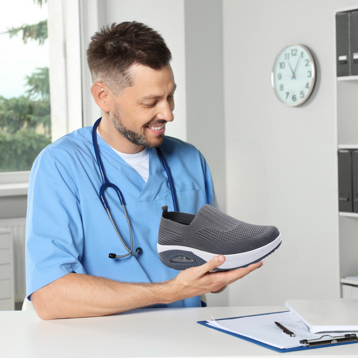 "Orthopädische Damenschuhe mit rutschfester Sohle, atmungsaktivem Material und großzügigem Zehenraum, seitlich abgebildet."