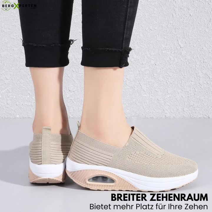 "Orthopädische Damenschuhe mit rutschfester Sohle, atmungsaktivem Material und großzügigem Zehenraum, seitlich abgebildet."