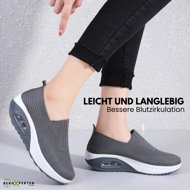 "Orthopädische Damenschuhe mit rutschfester Sohle, atmungsaktivem Material und großzügigem Zehenraum, seitlich abgebildet."