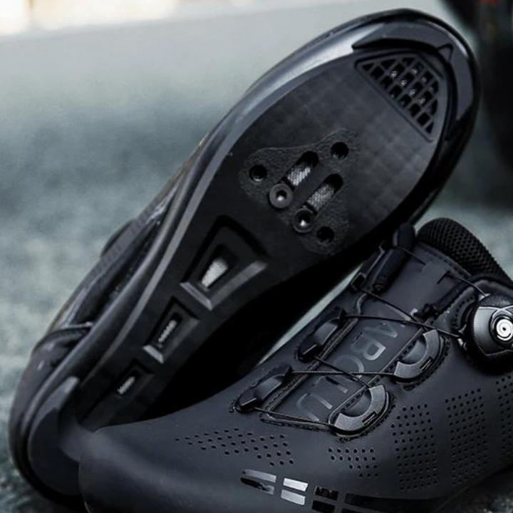 Orthopädische Fahrradschuhe mit ergonomischem Design, schwarz und blau, ideal für Komfort und Unterstützung beim Radfahren.