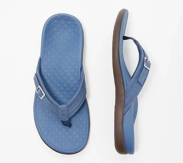 "Orthopädische Flip-Flops für Damen, weiß mit ergonomischem Design, atmungsaktivem Riemen und rutschfester Sohle."