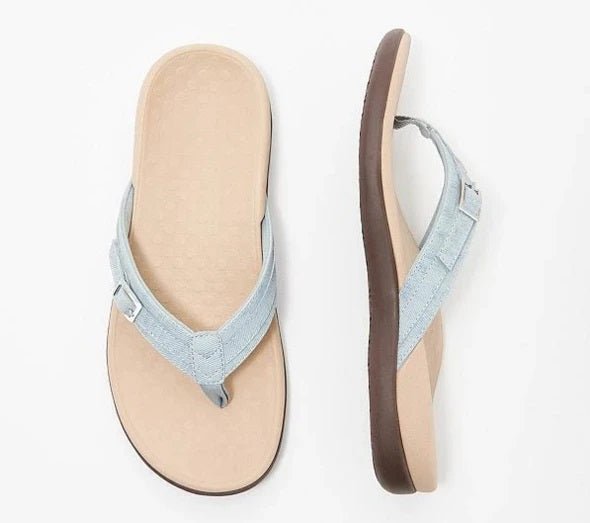 "Orthopädische Flip-Flops für Damen, weiß mit ergonomischem Design, atmungsaktivem Riemen und rutschfester Sohle."