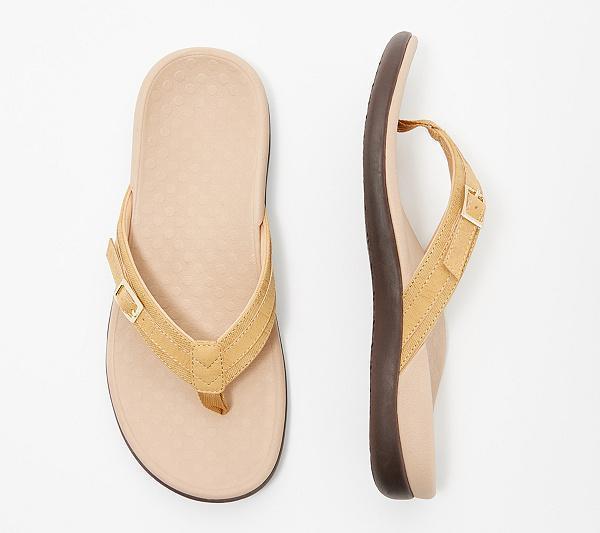"Orthopädische Flip-Flops für Damen, weiß mit ergonomischem Design, atmungsaktivem Riemen und rutschfester Sohle."