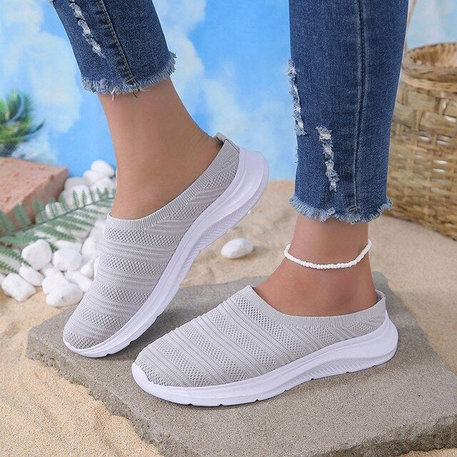 Orthopädische Slip-On Schuhe für Damen, atmungsaktiv, grau, bequem, modern, ideal für Sommer und Spaziergänge.