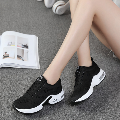 "Orthopädische Turnschuhe für Damen, hellblau-violett, mit ergonomischem Design für maximalen Komfort und Stil."