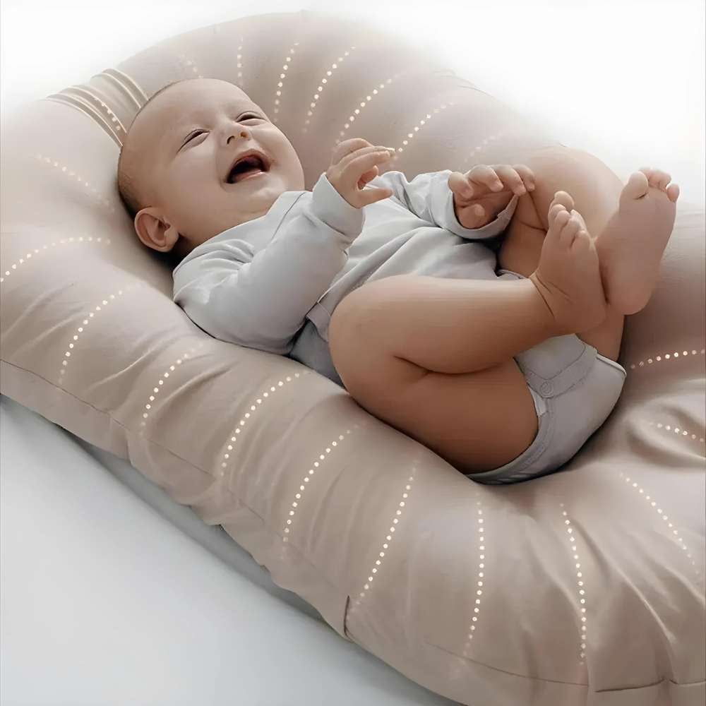 Orthopädisches Babykissen beige, weich, optimal unterstützt, aus atmungsaktivem Material, passend für Babybetten.