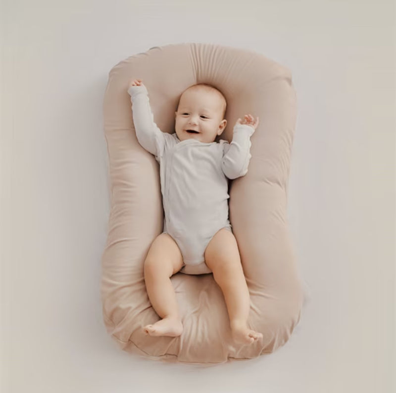 Orthopädisches Babykissen beige, weich, optimal unterstützt, aus atmungsaktivem Material, passend für Babybetten.