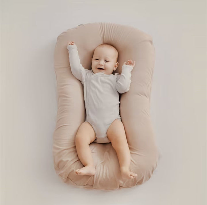 Orthopädisches Babykissen beige, weich, optimal unterstützt, aus atmungsaktivem Material, passend für Babybetten.