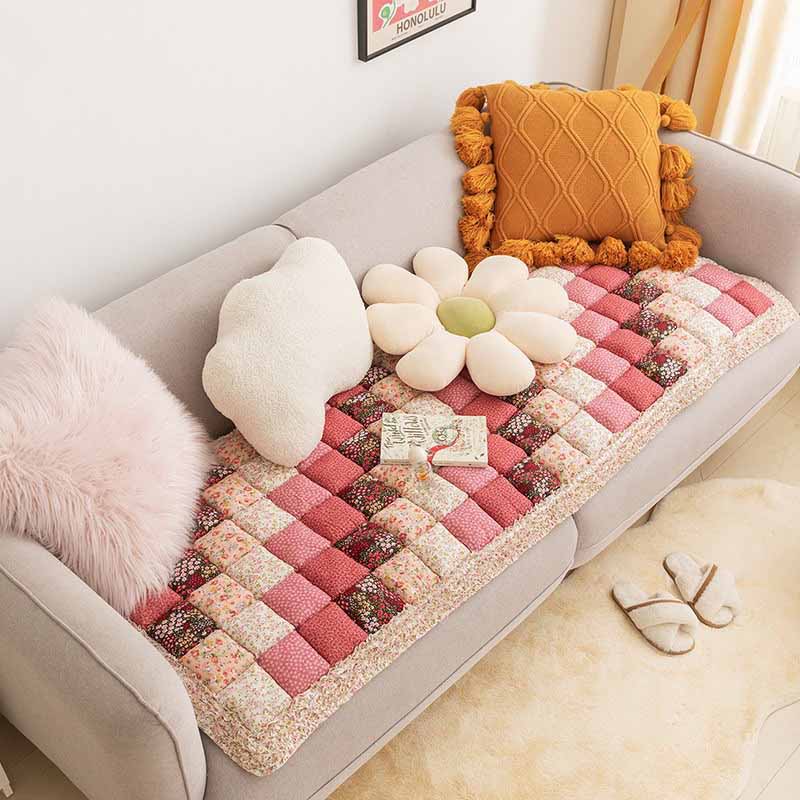 Close-up of the durable, scratch-resistant cotton fabric of the sofa protector