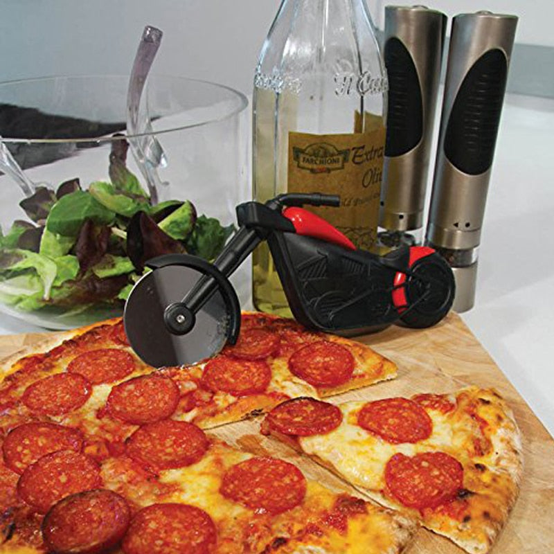 "Pizzaschneider im Motorrad-Stil, schwarzes Design, scharfes Edelstahlrad, ideal für Pizzaverliebte, Küchenaccessoire"