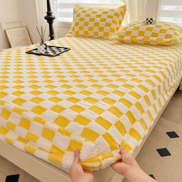 Elegant checkerboard fitted sheet, durable milk velvet bedding for a soft and warm sleeping environment