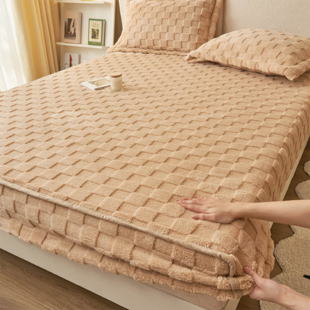 Soft and warm checkerboard fitted sheet, premium milk velvet bedding for a cozy and inviting bedroom