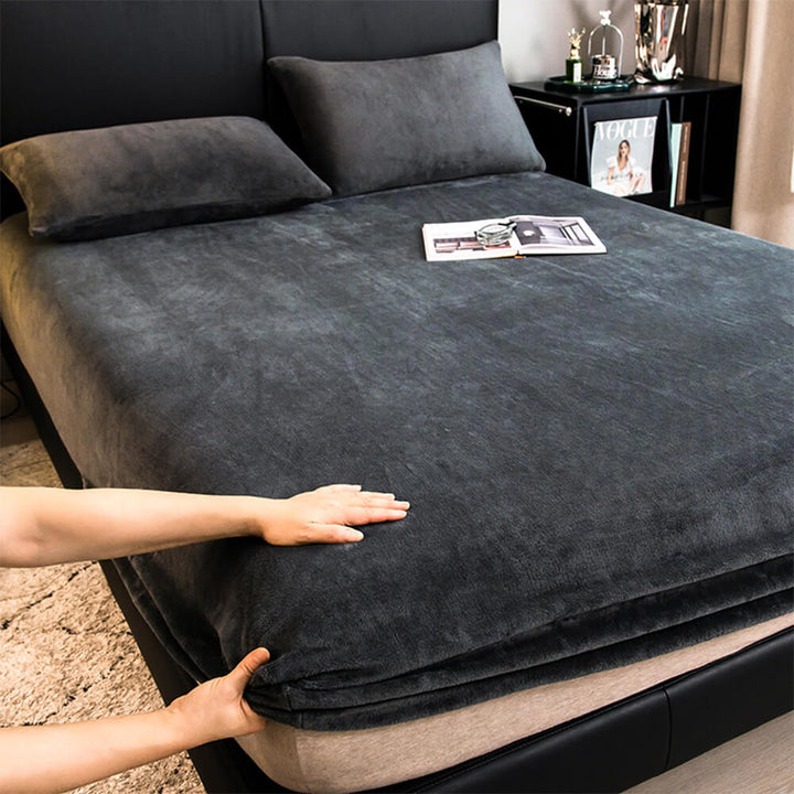 High-quality milk velvet fitted sheet and pillowcases, ensuring a soft and warm sleep experience.