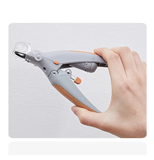 "Präziser Krallenschneider mit LED-Licht und Vergrößerungsglas für sichere Pflege von Haustierkrallen, Nahaufnahme."