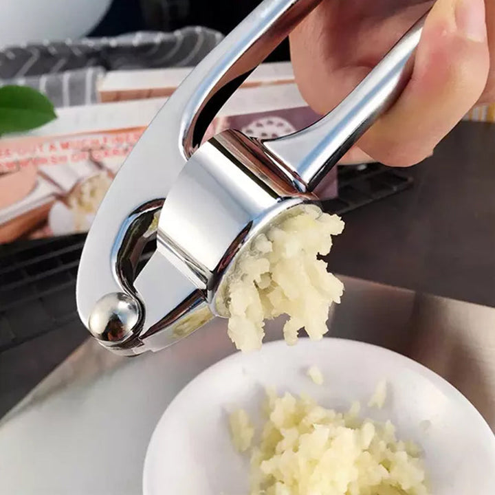 "Premium Edelstahl Knoblauchpresse, robust, ergonomisch, müheloses Zerdrücken von Knoblauch, ideale Küchenhilfe."