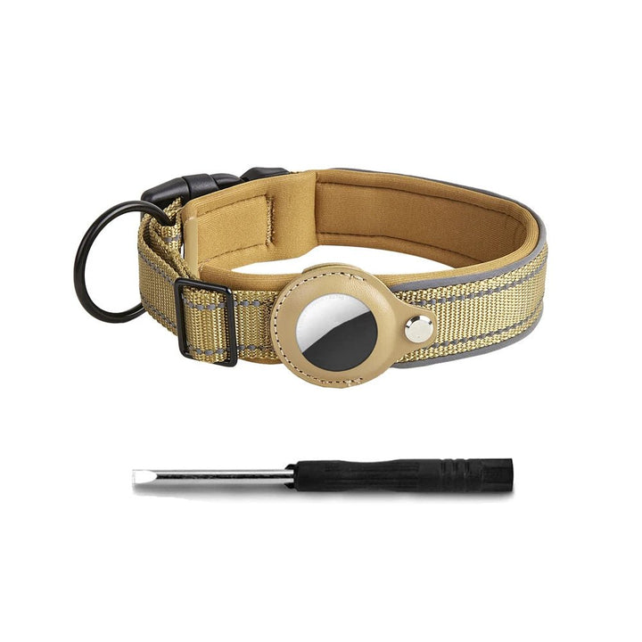 Dog accessory: adjustable reflective collar with integrated AirTag holder for peace of mind.