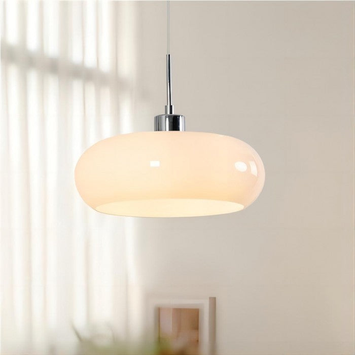 "Retro-Bauhaus Pendelleuchte mit handgefertigtem, modellierten Glasschirm, ideal für elegante Lichtakzente im Raum."