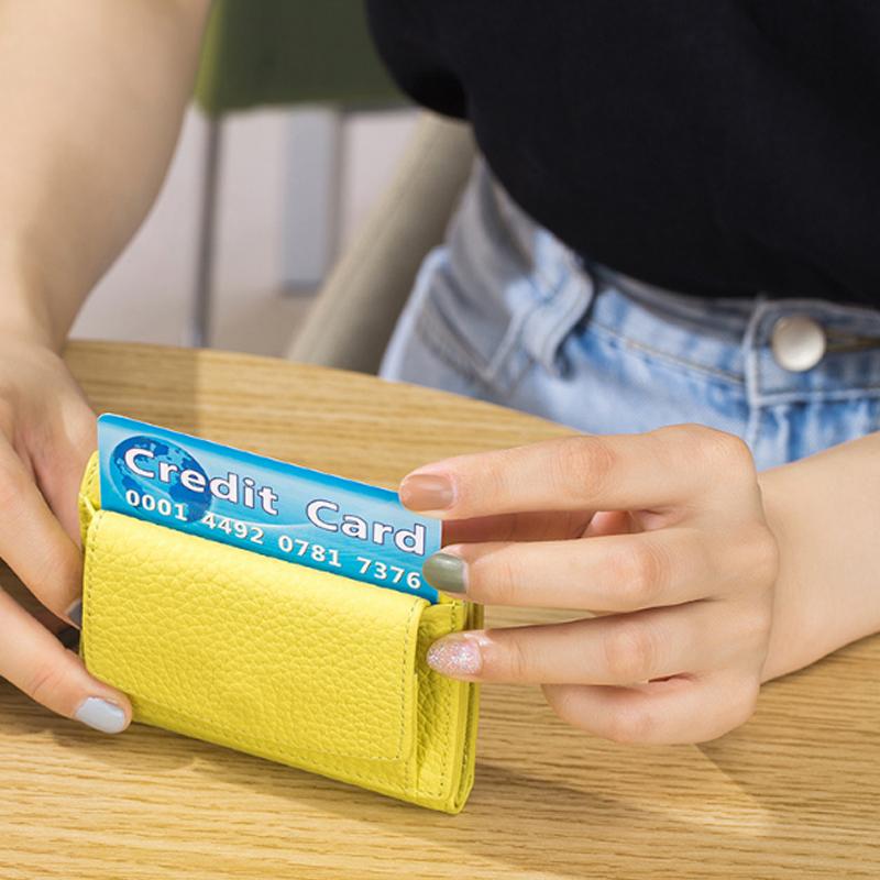 "RFID-Geldbörse aus weichem Leder, kompakt und handgefertigt, passt in jede Tasche, schützt Karten vor unbefugtem Scannen."