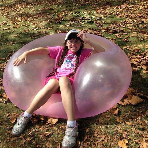 "Riesiger, bunter Bubble-Ball im Freien, ideal für Kinder und Erwachsene, vielseitig einsetzbar."