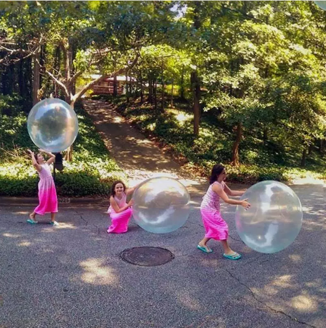 "Riesiger, bunter Bubble-Ball im Freien, ideal für Kinder und Erwachsene, vielseitig einsetzbar."