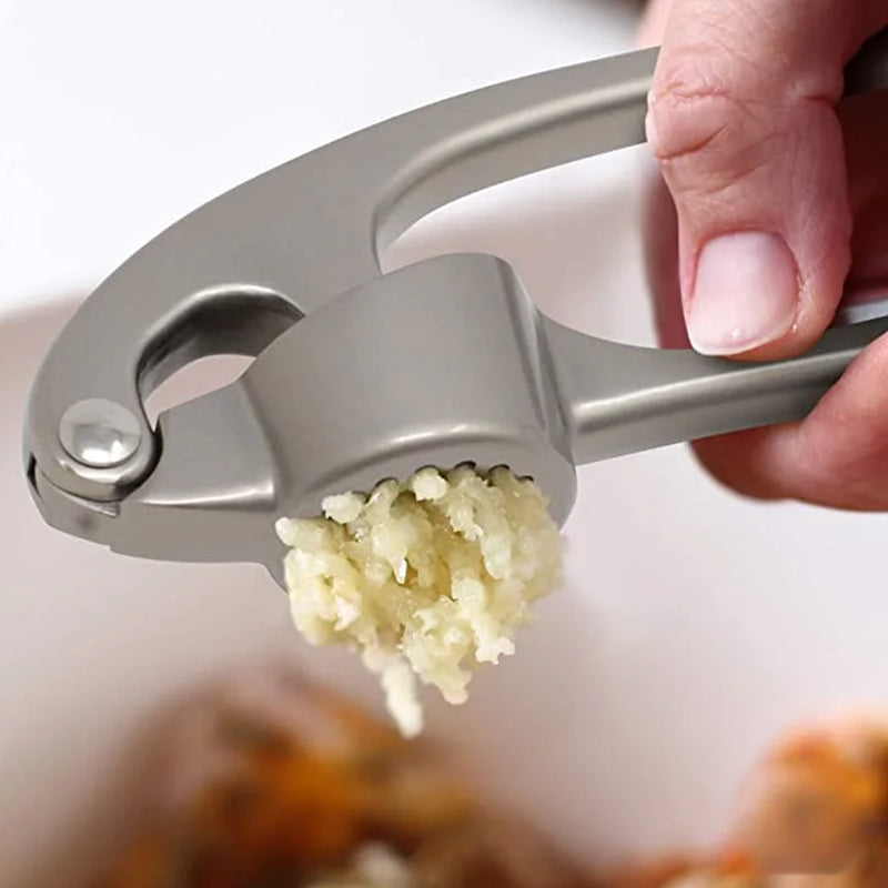 Robuste Edelstahl Knoblauchpresse mit ergonomischem Griff, große Kammer, ideal für Küche, einfache Reinigung.