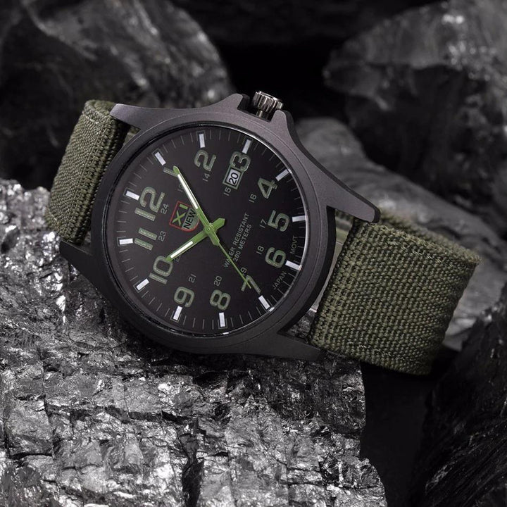 Robuste taktische Armee Uhr mit Edelstahlgehäuse, Silikonarmband, in Schwarz. Ideal für Outdoor-Aktivitäten.