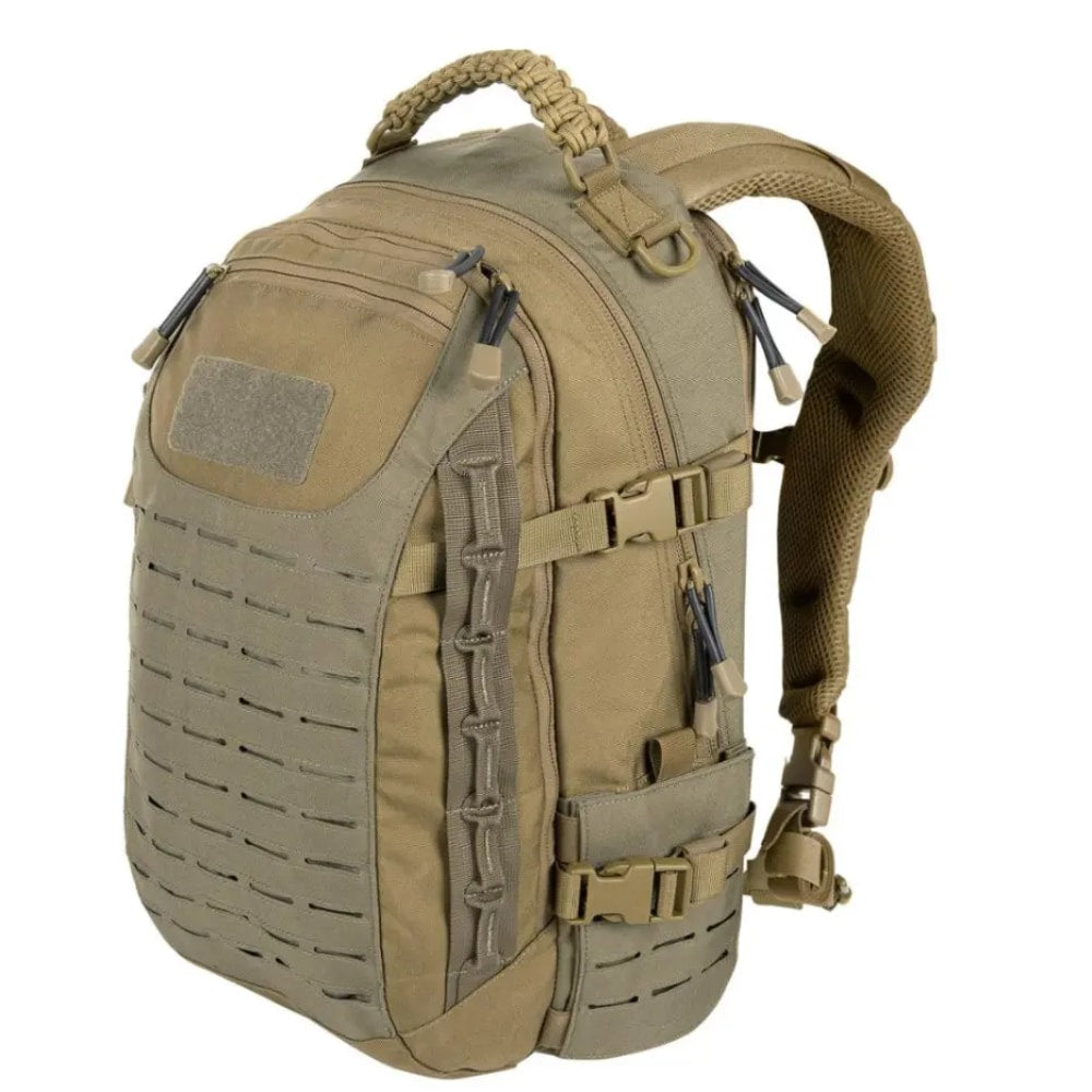 "Robuster taktischer Rucksack in Camouflage, 30-Liter-Stauraum, wasserabweisend, ideal für Camping und Wandern."