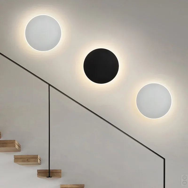 Runde, moderne LED-Wandleuchte mit elegantem, minimalistischem Design, ideal für stilvolle Innenraumbeleuchtung.