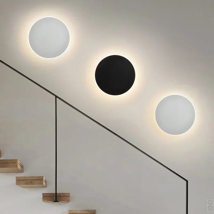 Runde, moderne LED-Wandleuchte mit elegantem, minimalistischem Design, ideal für stilvolle Innenraumbeleuchtung.