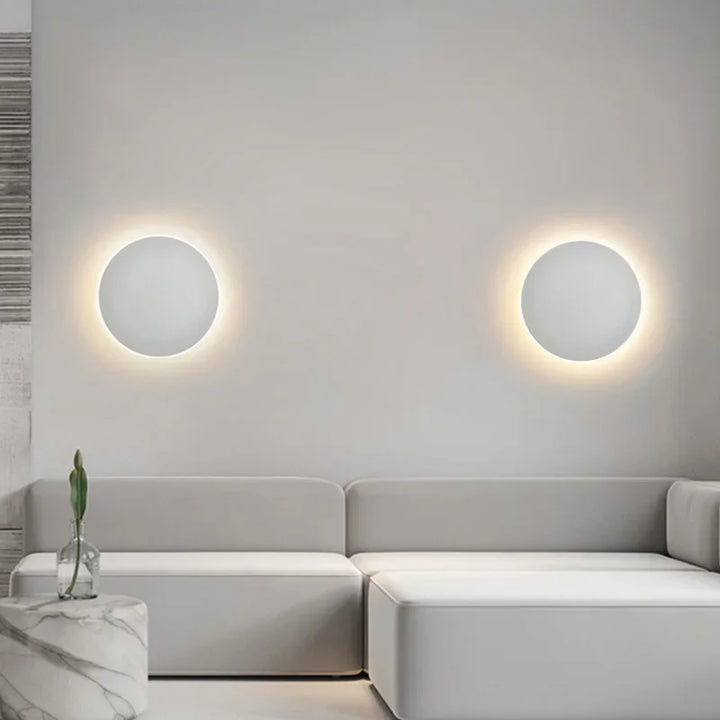 Runde, moderne LED-Wandleuchte mit elegantem, minimalistischem Design, ideal für stilvolle Innenraumbeleuchtung.