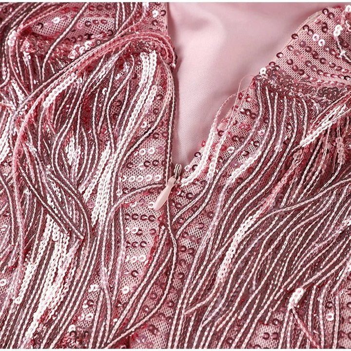 Atemberaubendes Cocktailkleid mit Pailletten und Federn