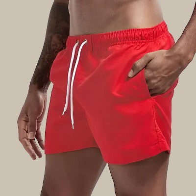 "Schnelltrocknende Herren Schwimmshorts in Grün, mit elastischem Bund und Taschen, ideal für Strand und Pool."