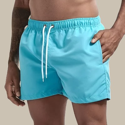 "Schnelltrocknende Herren Schwimmshorts in Grün, mit elastischem Bund und Taschen, ideal für Strand und Pool."
