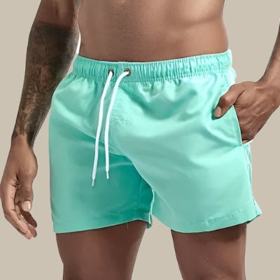 "Schnelltrocknende Herren Schwimmshorts in Grün, mit elastischem Bund und Taschen, ideal für Strand und Pool."