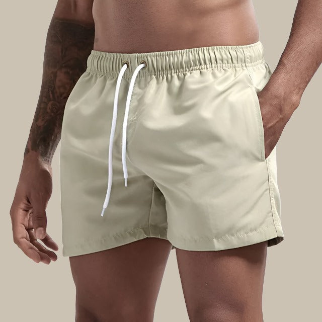 "Schnelltrocknende Herren Schwimmshorts in Grün, mit elastischem Bund und Taschen, ideal für Strand und Pool."