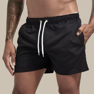 "Schnelltrocknende Herren Schwimmshorts in Grün, mit elastischem Bund und Taschen, ideal für Strand und Pool."