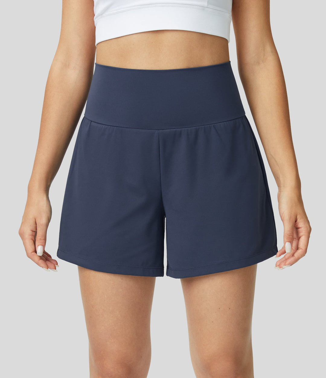 "Schwarze 2-in-1 Damen-Yoga-Shorts mit hoher Taille, atmungsaktivem Material und praktischen Taschen, ideal für Sport."