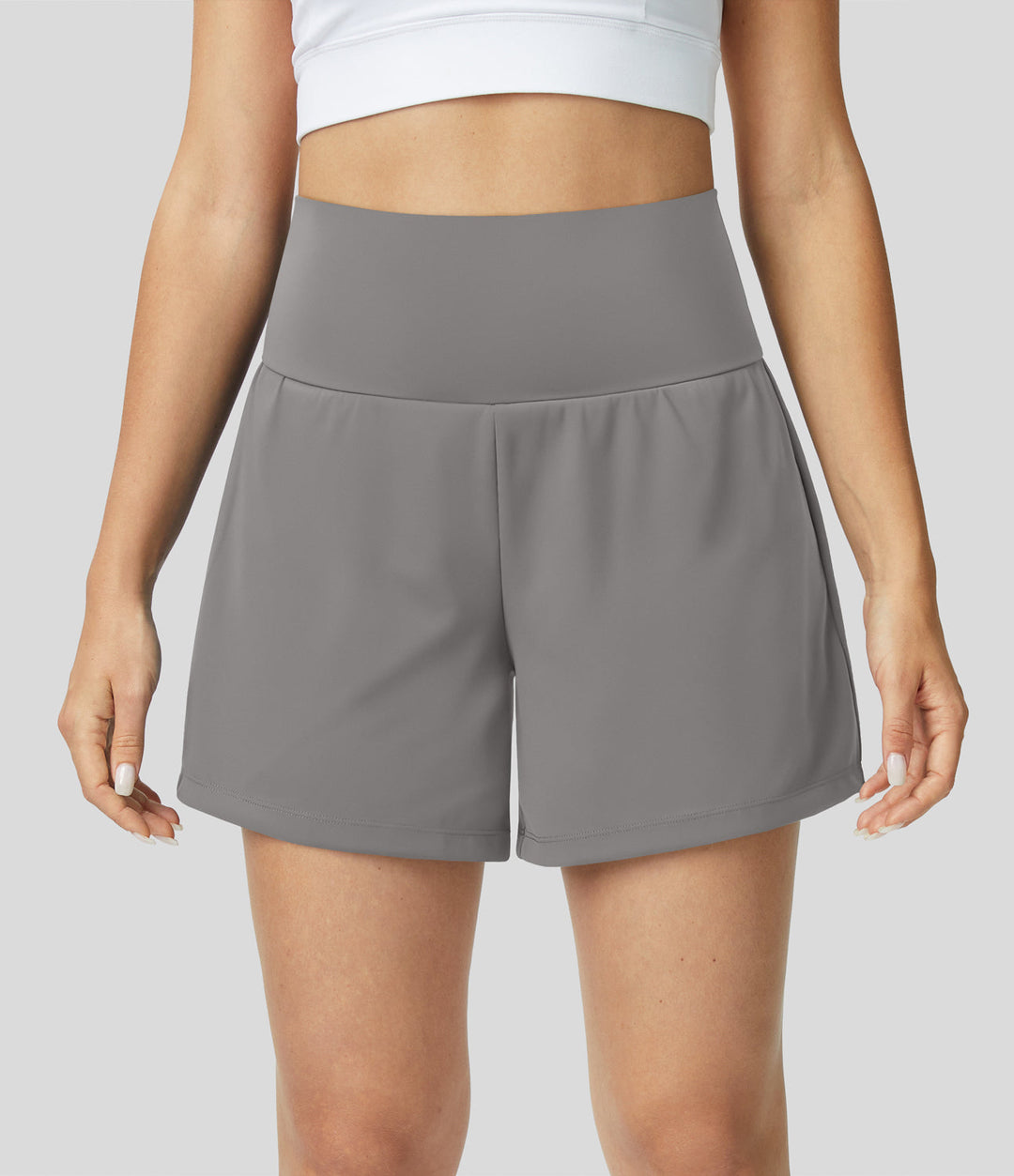 "Schwarze 2-in-1 Damen-Yoga-Shorts mit hoher Taille, atmungsaktivem Material und praktischen Taschen, ideal für Sport."