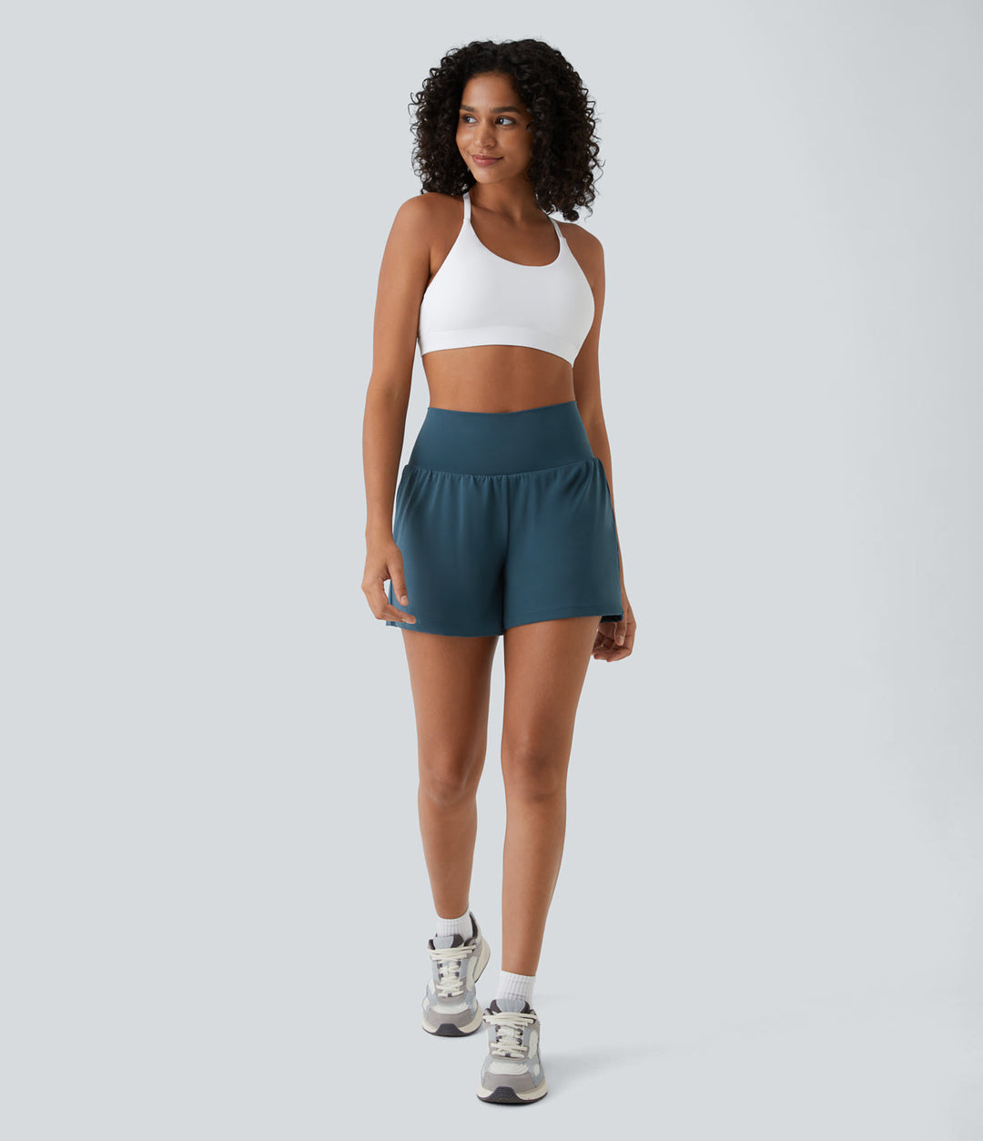 "Schwarze 2-in-1 Damen-Yoga-Shorts mit hoher Taille, atmungsaktivem Material und praktischen Taschen, ideal für Sport."