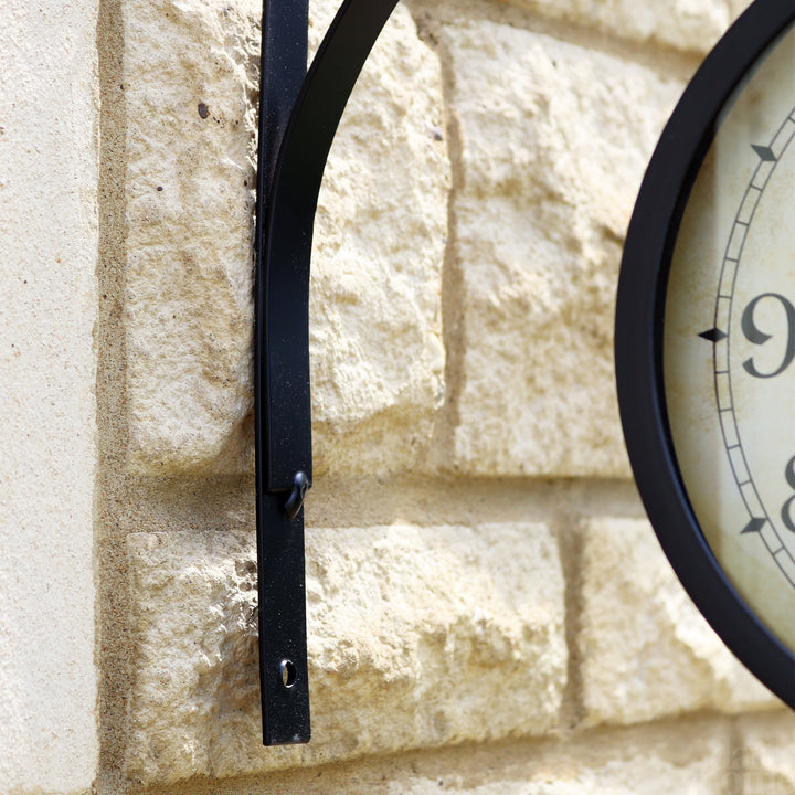 "Schwarze beidseitige Eisenbahn-Außenwanduhr mit robustem Rahmen, beidseitiges Zifferblatt, klassisches Design, wetterfest"