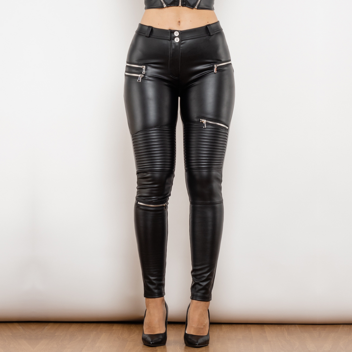 "Schwarze Damen-Leder-Leggings, eng anliegend, feine Materialstruktur, luxuriöse Optik, stilvolle Passform."