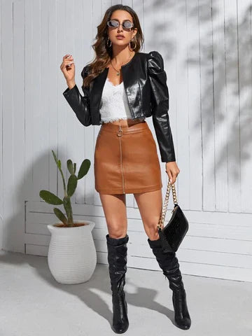 Schwarze Damen Lederjacke aus hochwertigem Leder, elegant und vielseitig einsetzbar, perfekte Passform, zeitloses Design.