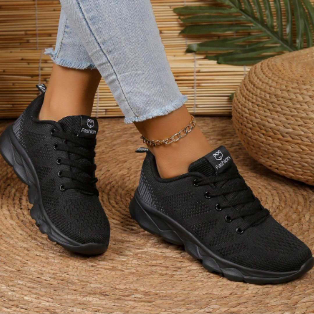 Schwarze Damen Sneaker mit rutschfester Sohle und Schnürung, ideal für Sport und Alltag, komfortabel und modisch.