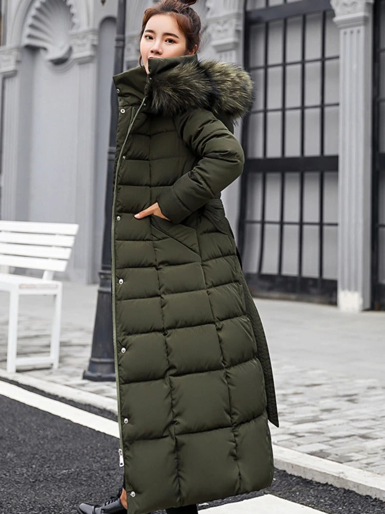 Schwarzer Damen Pufferparka für kalte Tage, stilvoll mit Kapuze und Taschen, isolierend und in mehreren Farben verfügbar.