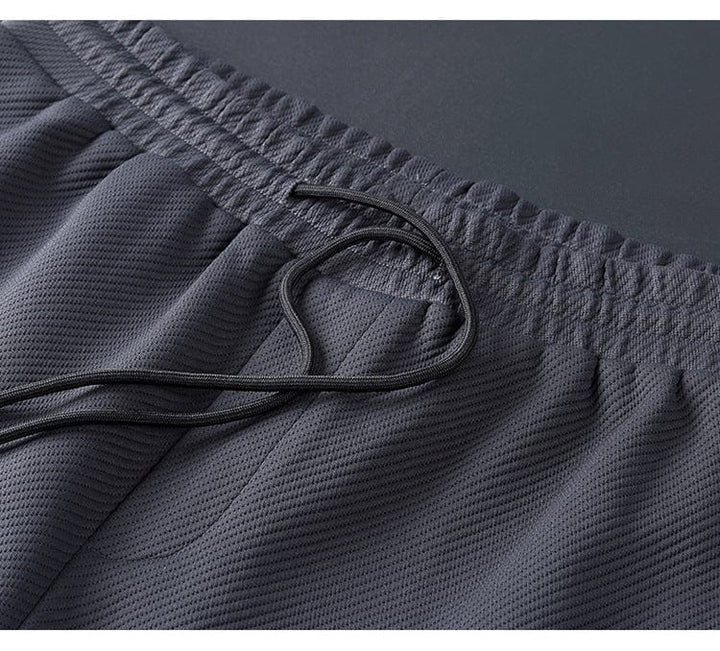 "Schwarzer Elite Trainingsanzug für Männer, modernes Design mit Stehkragen und Reißverschluss, flexibel und bequem."