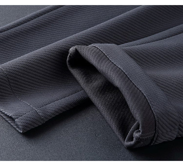 "Schwarzer Elite Trainingsanzug für Männer, modernes Design mit Stehkragen und Reißverschluss, flexibel und bequem."