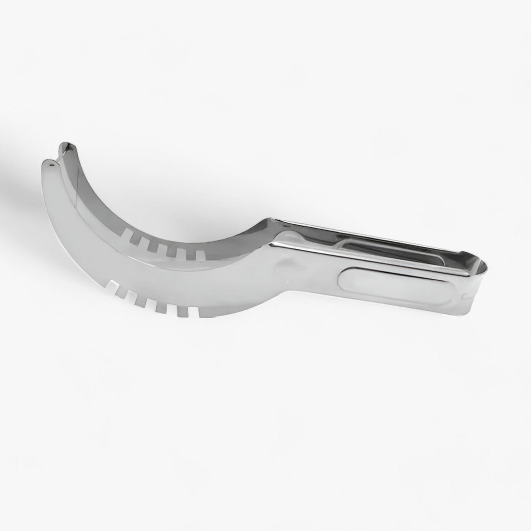 "Seitenansicht des Melonenschneiders aus Edelstahl mit ergonomischem Griff, ideal für präzise Wassermelonenscheiben."