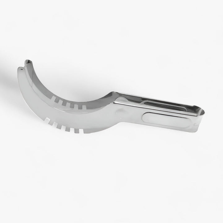 "Seitenansicht des Melonenschneiders aus Edelstahl mit ergonomischem Griff, ideal für präzise Wassermelonenscheiben."