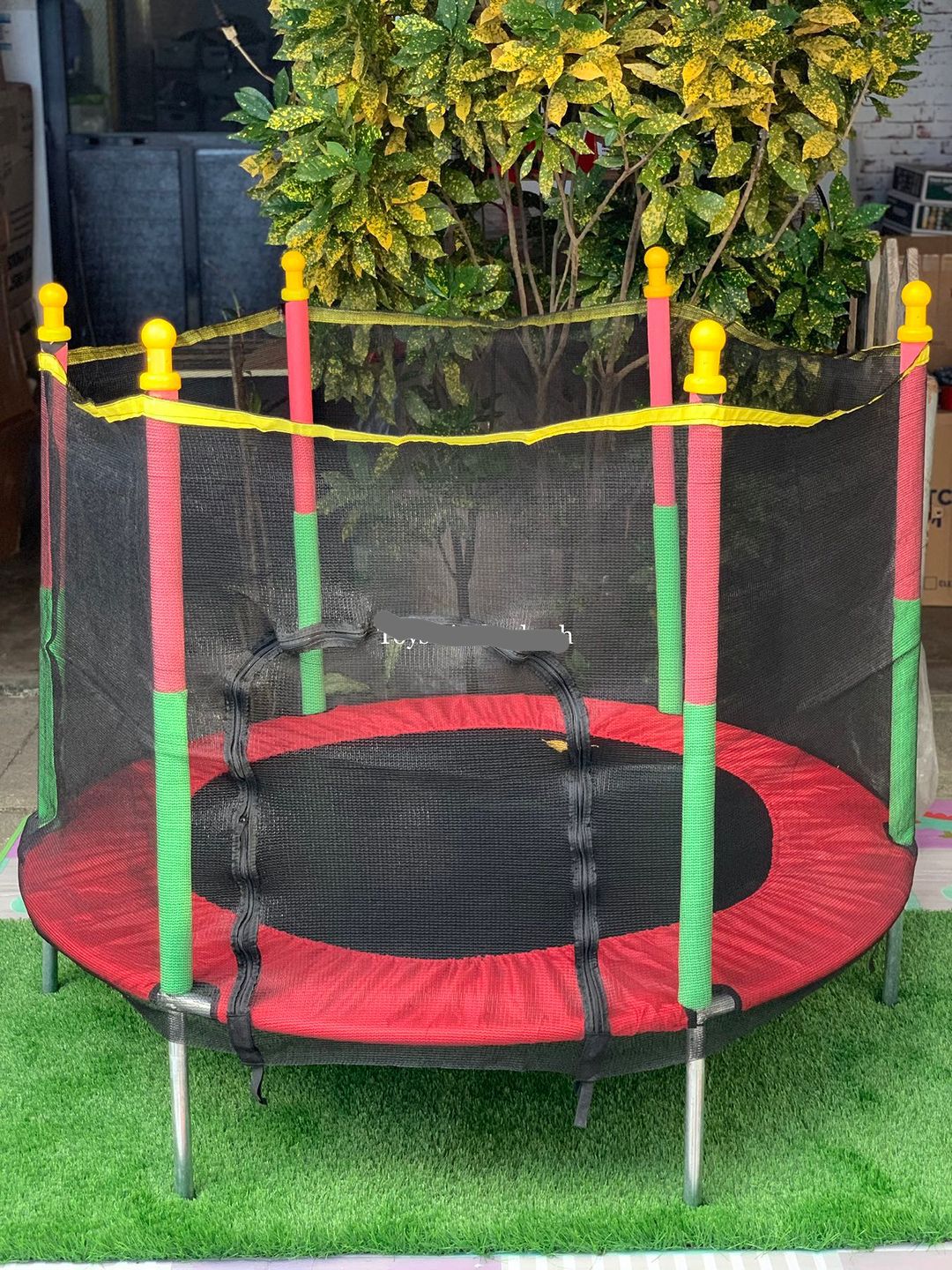 "Sicheres Kindertrampolin mit robustem Rahmen, Schutzrand und Netz; ideal für draußen, geeignet bis 100 kg, einfach montierba